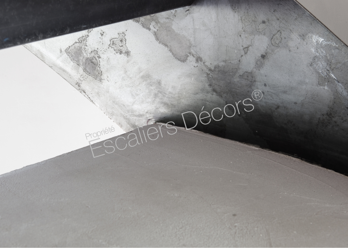 Photo SH26 - Gamme Initiale - SPIR'DÉCO® Contemporain avec limon. Escalier semi-standard d'intérieur au design contemporain en acier et béton. Vue 4